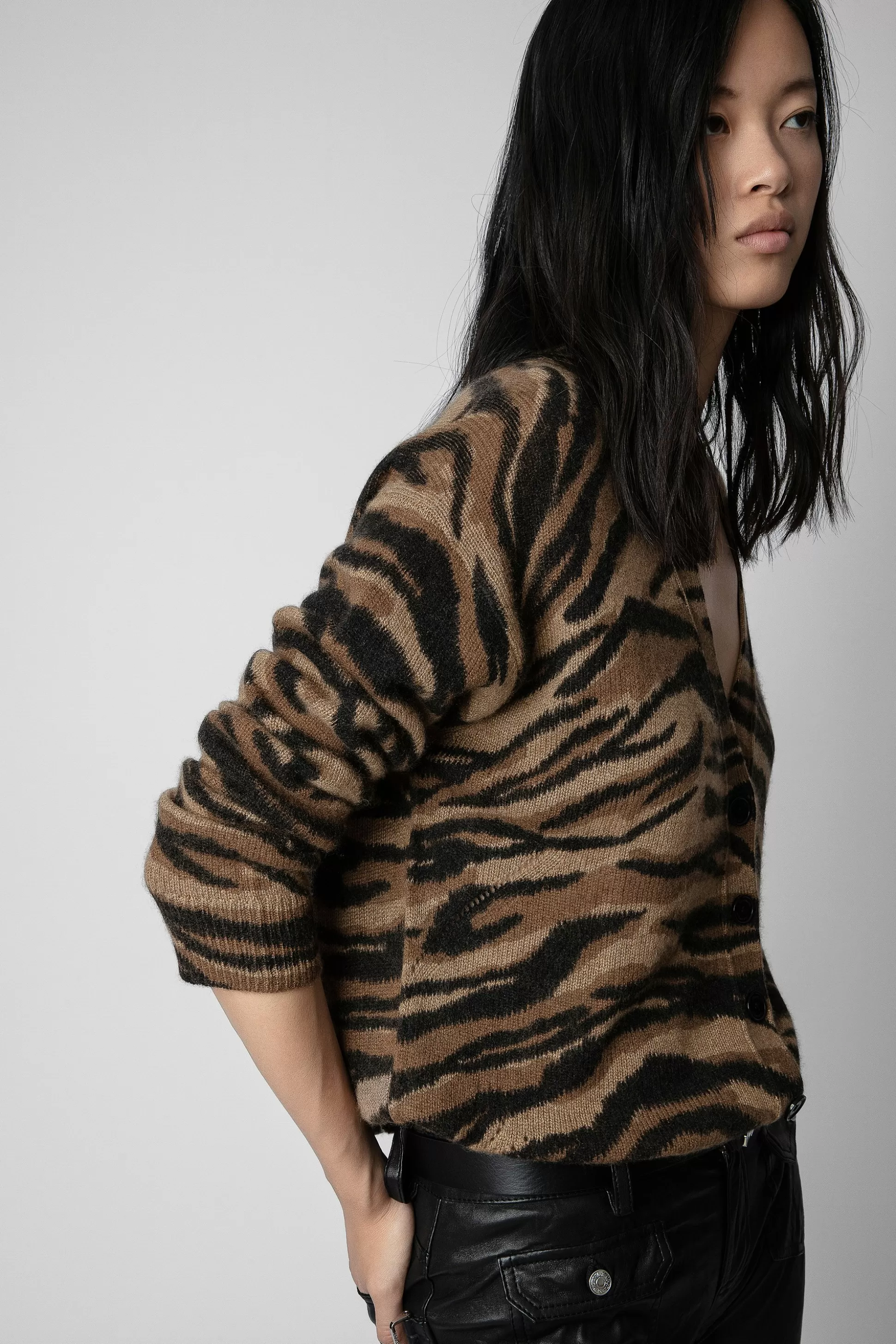 cardigan_en_cachemire_mirka_tigre_3.webp Femmes Zadig & Voltaire Pulls Et Gilets^Cardigan En Cachemire Mirka Tigre